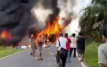 bus als dan truk bbm terbakar usai tabrakan di sumsel, 16 tewas