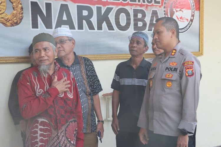 tokoh kampung darek datangi polres padangsidimpuan, dukung perang melawan narkoba