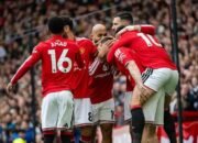 hujan gol di old trafford! manchester united tumbangkan nottingham forest 3-2