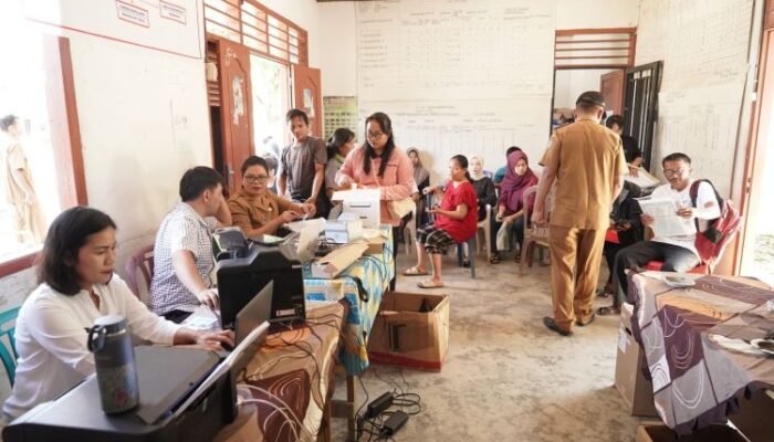 warga antusias, layanan jemput bola disdukcapil toba diserbu di desa meranti timur