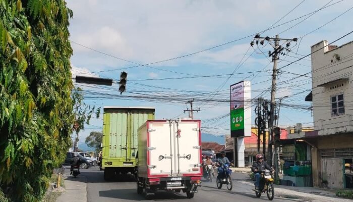lampu lalu lintas mati di pematangsiantar, pengendara keluhkan risiko kecelakaan