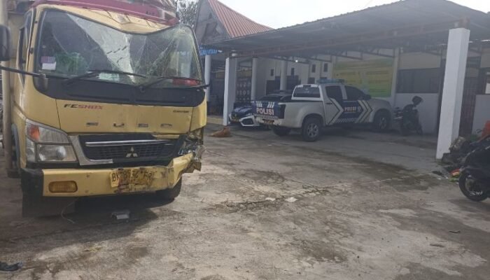diduga sopir mengantuk, truk canter hantam 2 rumah warga di tarutung