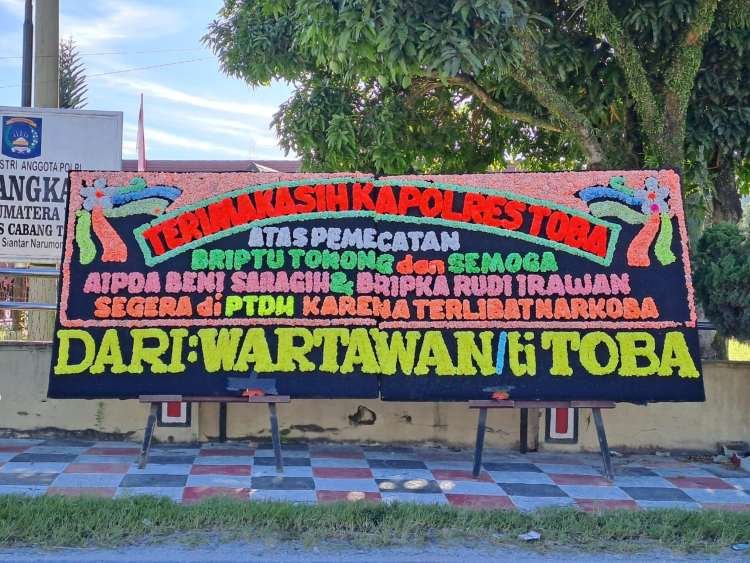 Viral di toba, papan bunga di depan polres jadi sorotan publik viral di toba, papan bunga di depan polres jadi sorotan publik