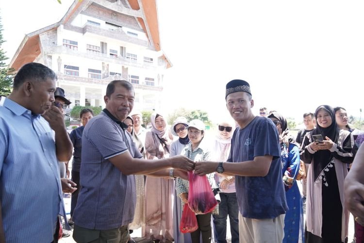 perdana di toba, asn muslim dapat daging kurban dari pemkab saat idul adha