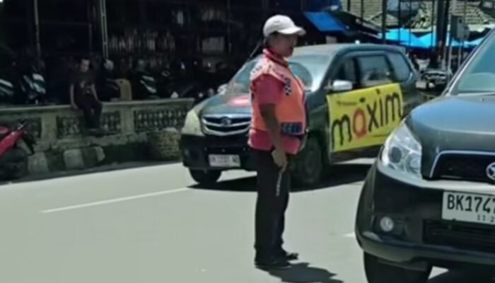 jukir minta rp20 ribu di pasar horas, pengendara protes keras, dishub tak merespons