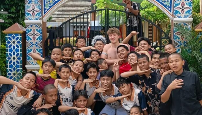 ole romeny viral main hadroh di pesantren tangsel, aksi bertelanjang dada jadi sorotan