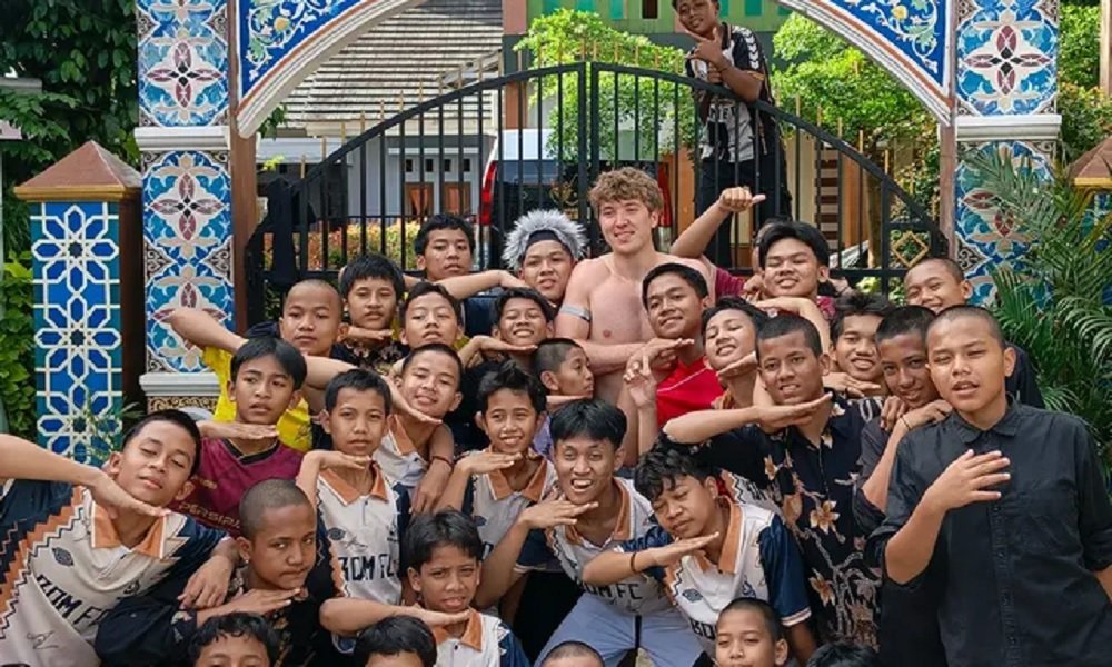 ole romeny viral main hadroh di pesantren tangsel, aksi bertelanjang dada jadi sorotan