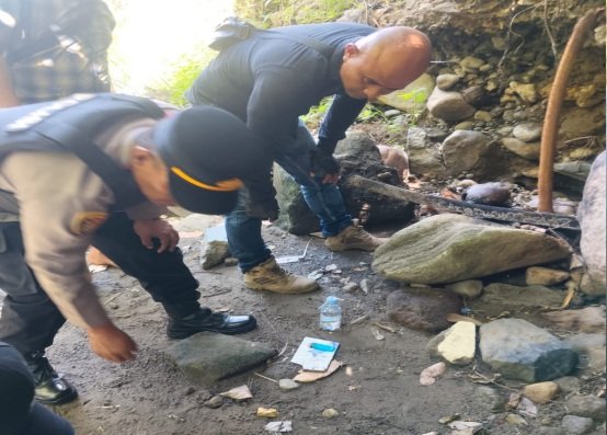 polisi bersama warga temukan bong dan pondok pengguna sabu di silayang-layang
