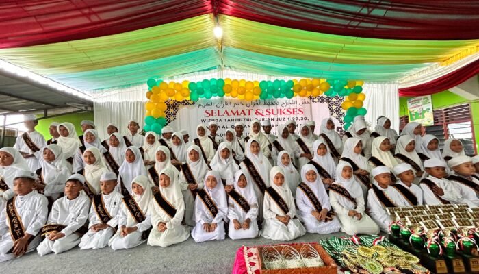 tangis haru warnai wisuda 64 santri tahfidz mis al amin medan