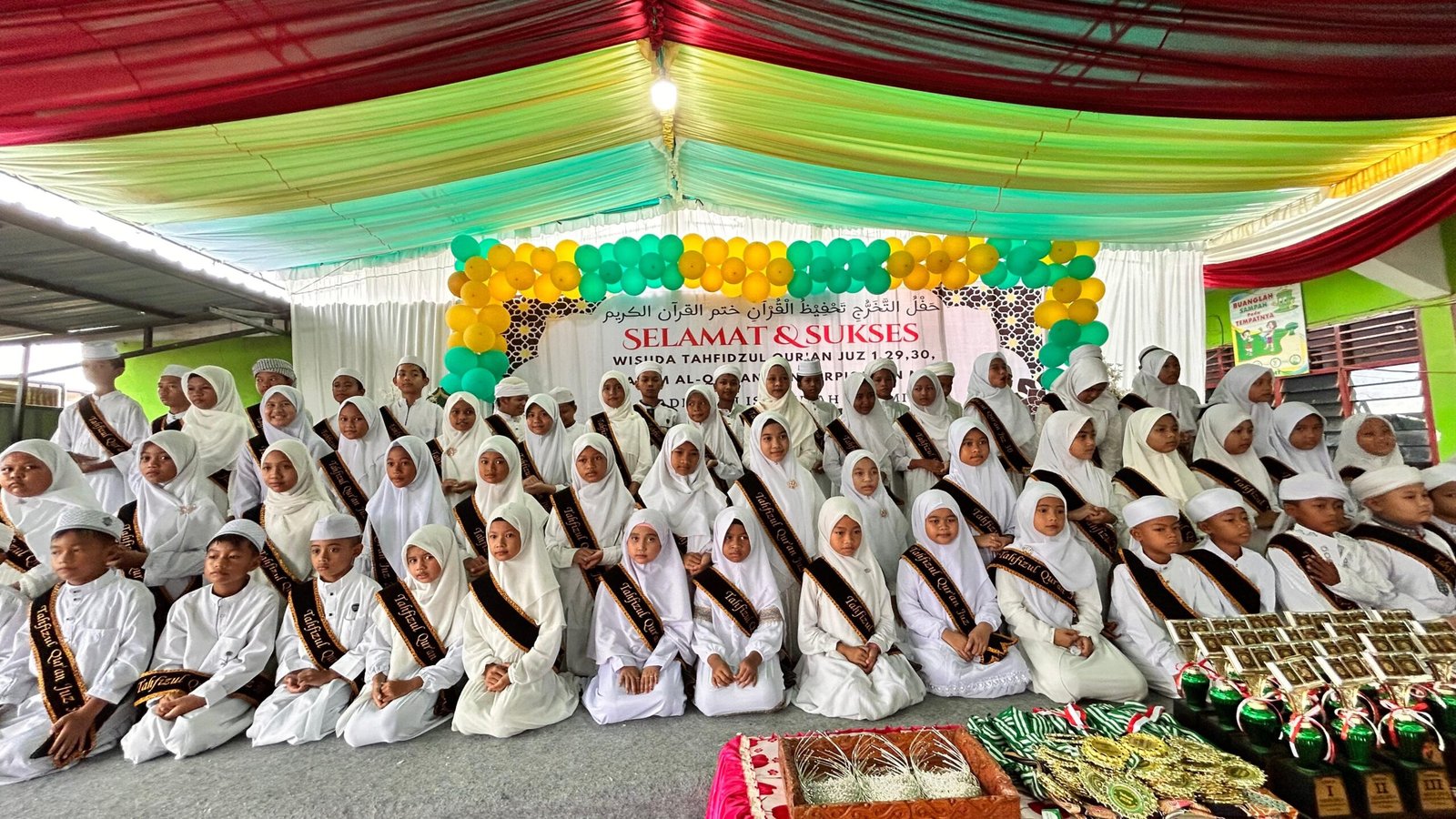 tangis haru warnai wisuda 64 santri tahfidz mis al amin medan