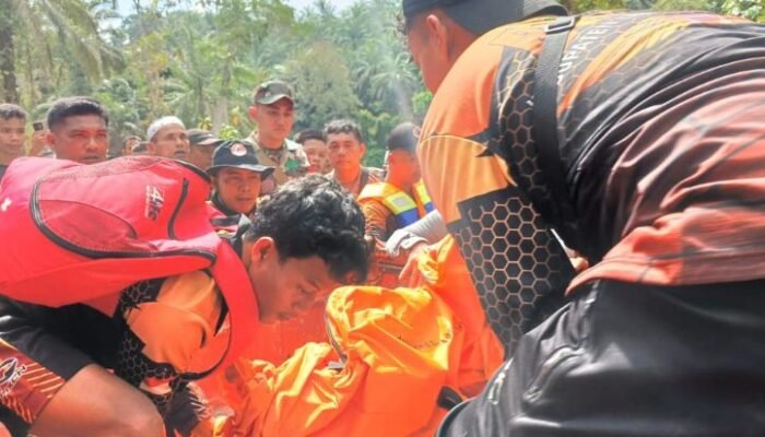 bocah 8 tahun yang hanyut di sungai aek natas ditemukan, kondisinya bikin pilu
