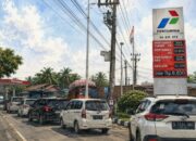 gara-gara solar, antrean mobil mengular di spbu perdagangan