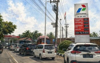gara-gara solar, antrean mobil mengular di spbu perdagangan