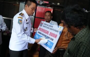 kisah haru korban banjir pollung, bupati humbahas serahkan santunan langsung