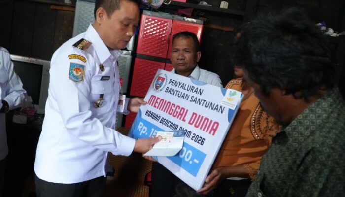 kisah haru korban banjir pollung, bupati humbahas serahkan santunan langsung