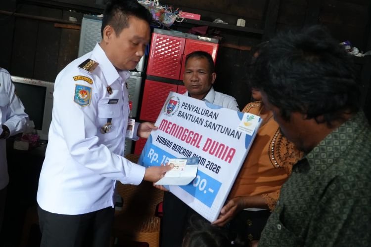 kisah haru korban banjir pollung, bupati humbahas serahkan santunan langsung