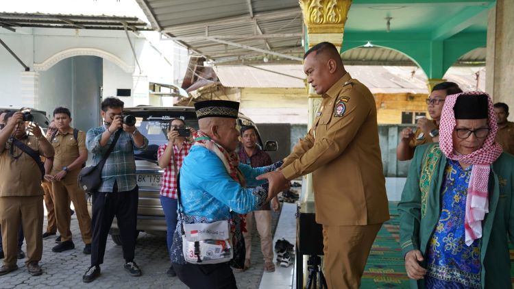 Momen Haru Kepulangan Jemaah Haji Toba Disambut Bupati di Porsea