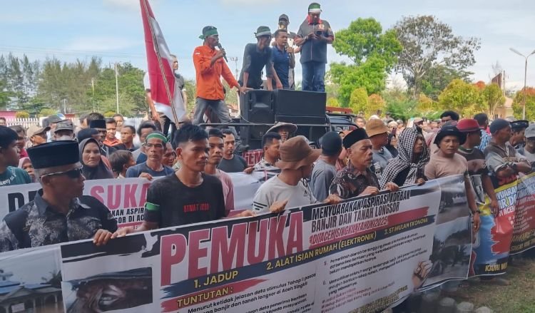 korban banjir datangi kantor bupati aceh singkil, tuntut realisasi bantuan segera