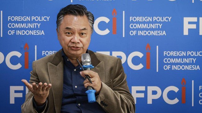 teddy bela kunjungan luar negeri prabowo, gerindra balas kritik dino patti djalal