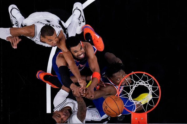 new york knicks kalahkan spurs 105-104, semakin dekat juara nba 2026