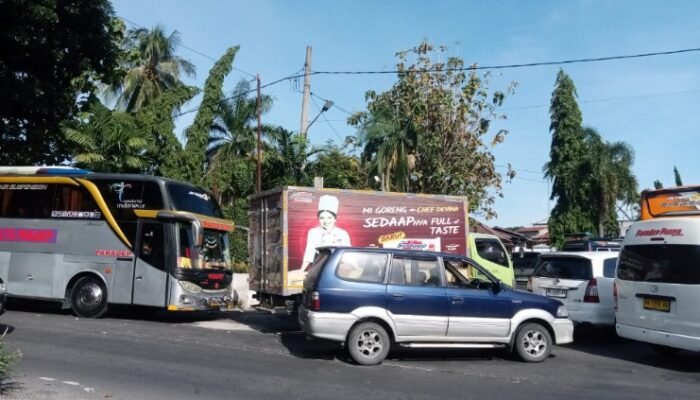stok solar habis, antrean truk dan bus mengular di spbu siantar