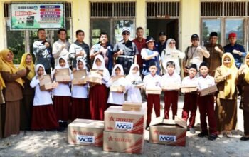 sekolah roboh, semangat siswa sd 10 linge tetap tegak