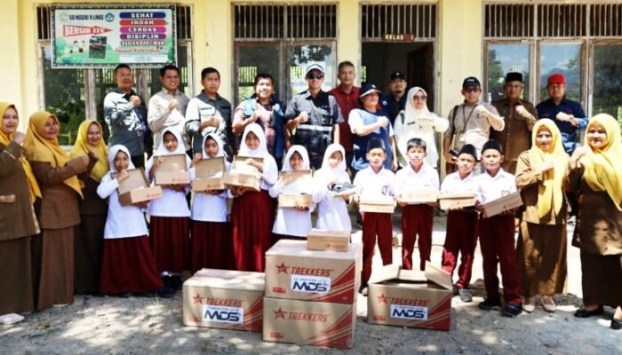 sekolah roboh, semangat siswa sd 10 linge tetap tegak