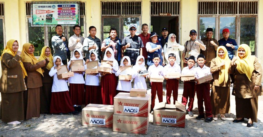 sekolah roboh, semangat siswa sd 10 linge tetap tegak