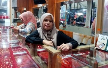 Emas batangan rp100 juta digondol pria bermasker di pasar horas siantar, aksi terekam cctv emas batangan rp100 juta digondol pria bermasker di pasar horas siantar, aksi terekam cctv