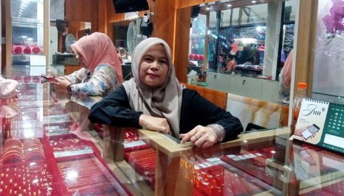 emas batangan rp100 juta digondol pria bermasker di pasar horas siantar, aksi terekam cctv