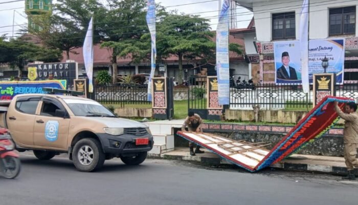 kritik lewat papan bunga “dibungkam”, sat pol pp dairi dituding arogan
