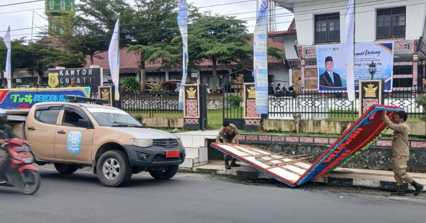 kritik lewat papan bunga "dibungkam", sat pol pp dairi dituding arogan