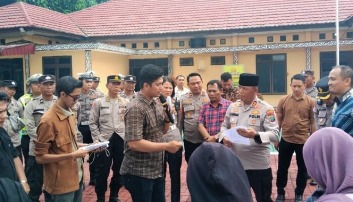 temui massa, kapolres simalungun tanggapi tuntutan pengunjukrasa