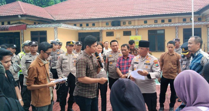 temui massa, kapolres simalungun tanggapi tuntutan pengunjukrasa
