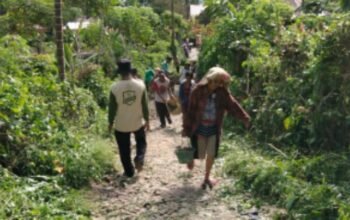 Warga silumboyah gotong royong perbaiki jalan dan drainase dukung program jatagena warga silumboyah gotong royong perbaiki jalan dan drainase dukung program jatagena