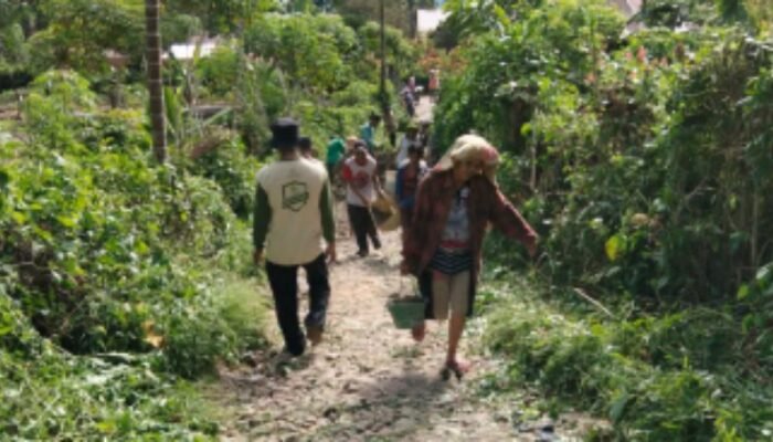 warga silumboyah gotong royong perbaiki jalan dan drainase dukung program jatagena