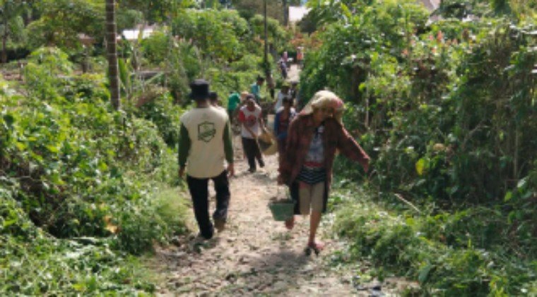 warga silumboyah gotong royong perbaiki jalan dan drainase dukung program jatagena