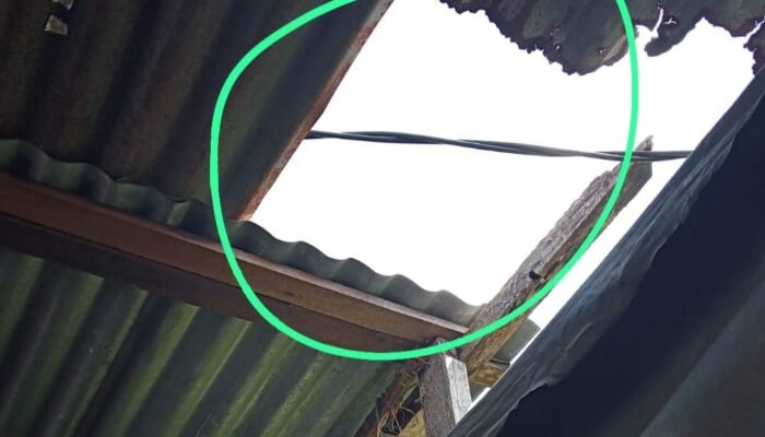 kabel listrik jatuh ke seng rumah warga selama 4 hari, pln lambat merespons