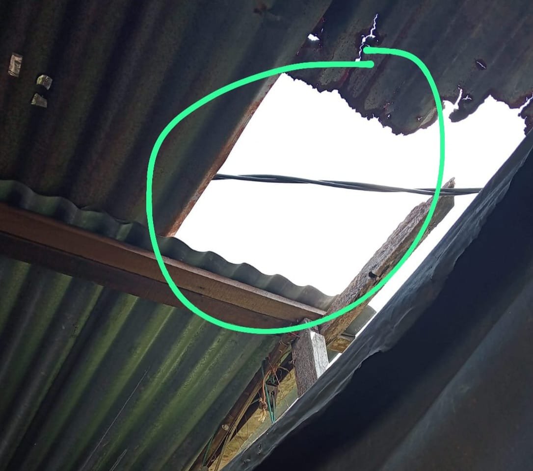 kabel listrik jatuh ke seng rumah warga selama 4 hari, pln lambat merespons