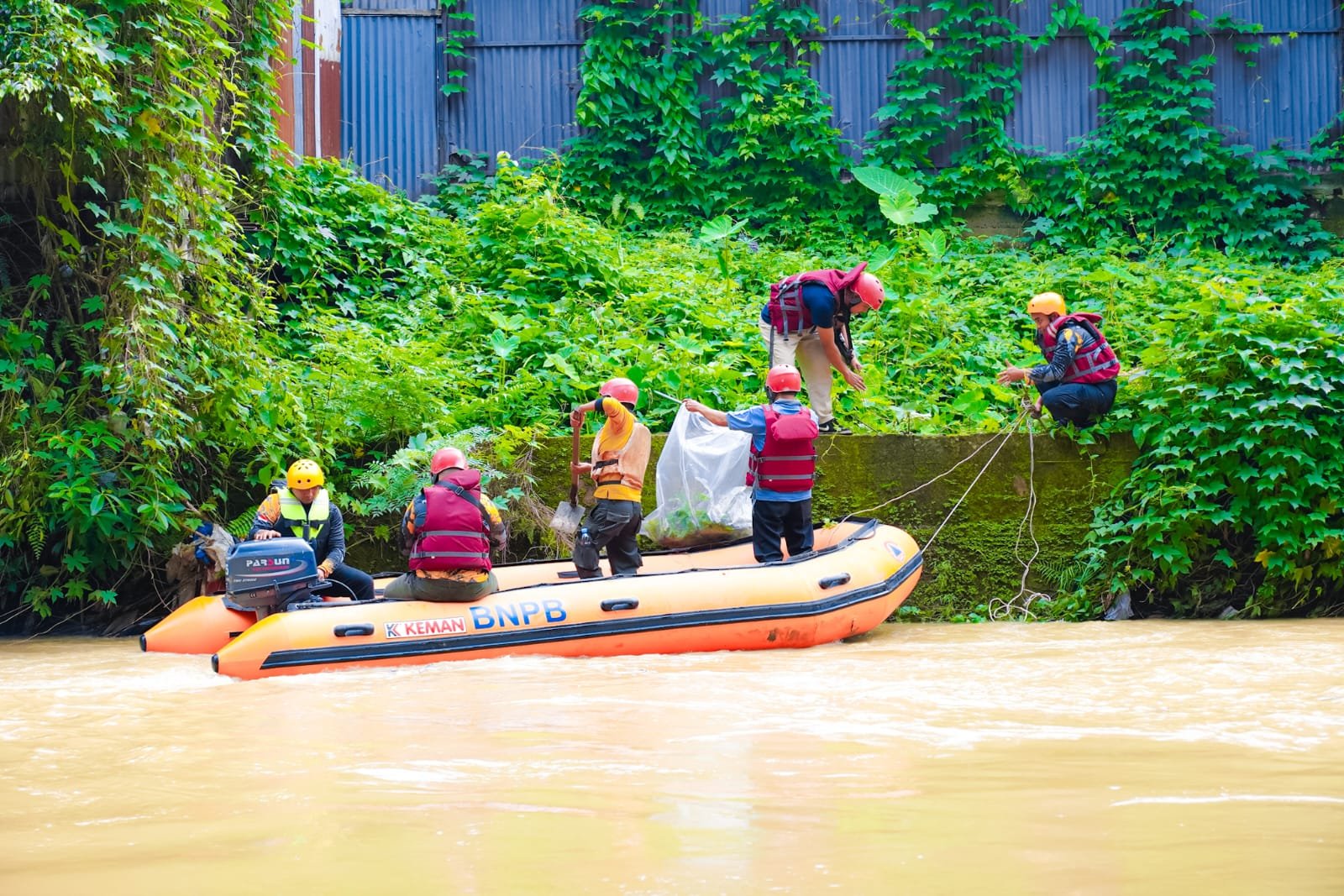 hari lingkungan hidup sedunia, gotong royong massal di medan kumpulkan 28 ton sampah