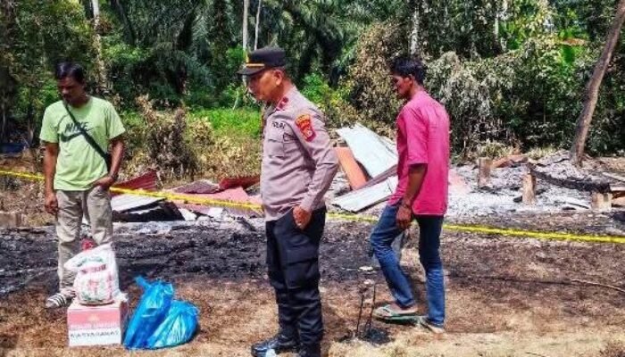 sambut hari bhayangkara, polsek idi tunong bantu korban kebakaran