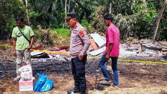 sambut hari bhayangkara, polsek idi tunong bantu korban kebakaran