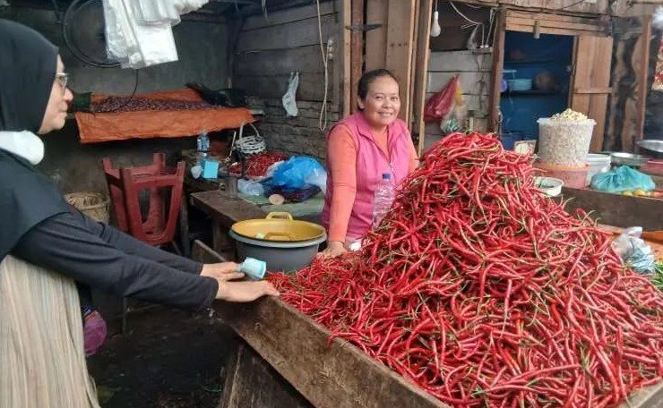 dampak mbg, pedagang pasar dwikora keluhkan pasokan menipis, penjualan menurun