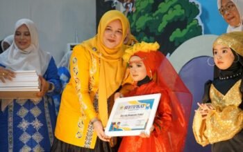 Mukarramah tekankan peran keluarga dalam pendidikan anak pada pelepasan siswa tk pertiwi mukarramah tekankan peran keluarga dalam pendidikan anak pada pelepasan siswa tk pertiwi