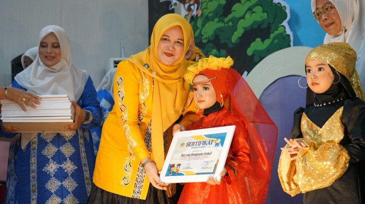 mukarramah tekankan peran keluarga dalam pendidikan anak pada pelepasan siswa tk pertiwi