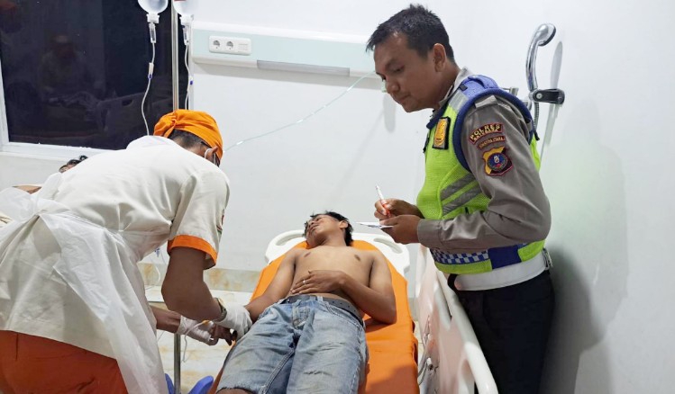 dua sepeda motor bertabrakan di jalinsum batu bara, tiga orang terluka