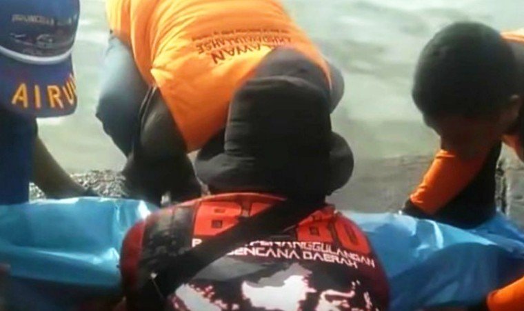 hilang terseret ombak, bocah 12 tahun ditemukan meninggal sehari kemudian