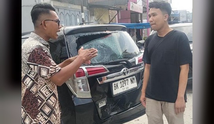 Diduga Melaju Kencang, Pemotor Tabrak Belakang Mobil di Indrapura