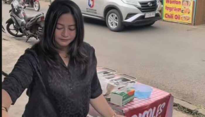 tinggalkan panggung sejenak, jelita bahar kini sukses jualan risol