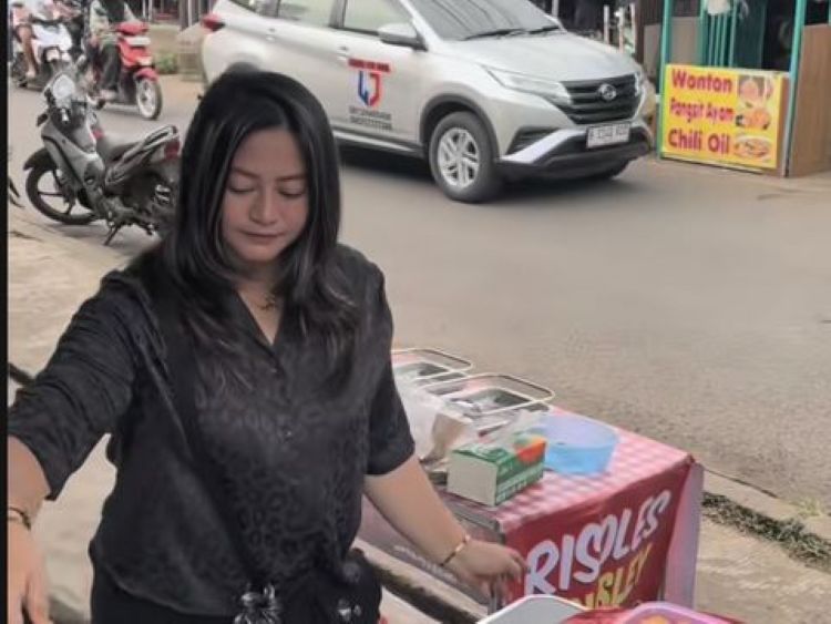 tinggalkan panggung sejenak, jelita bahar kini sukses jualan risol